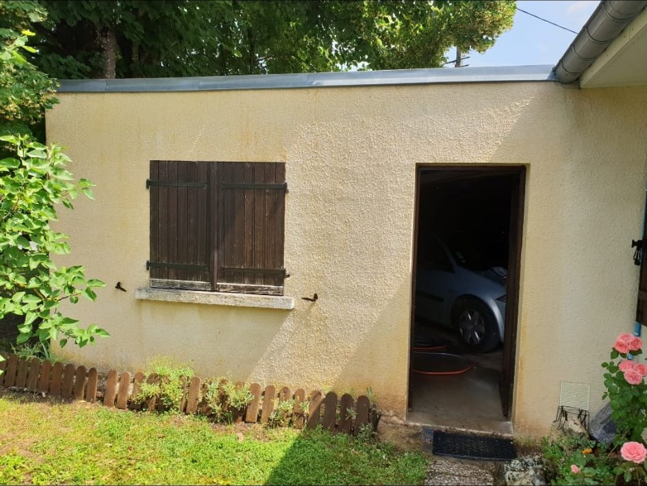 Après : la même annexe, crépi jaune clair.