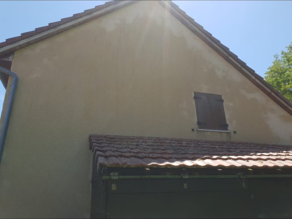 Après : le même pignon, crépi clair.