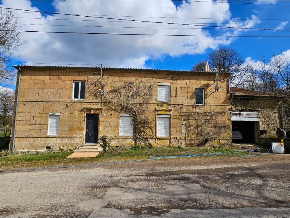 Maison en pierre dont la façade a retrouvé sa couleur dorée.