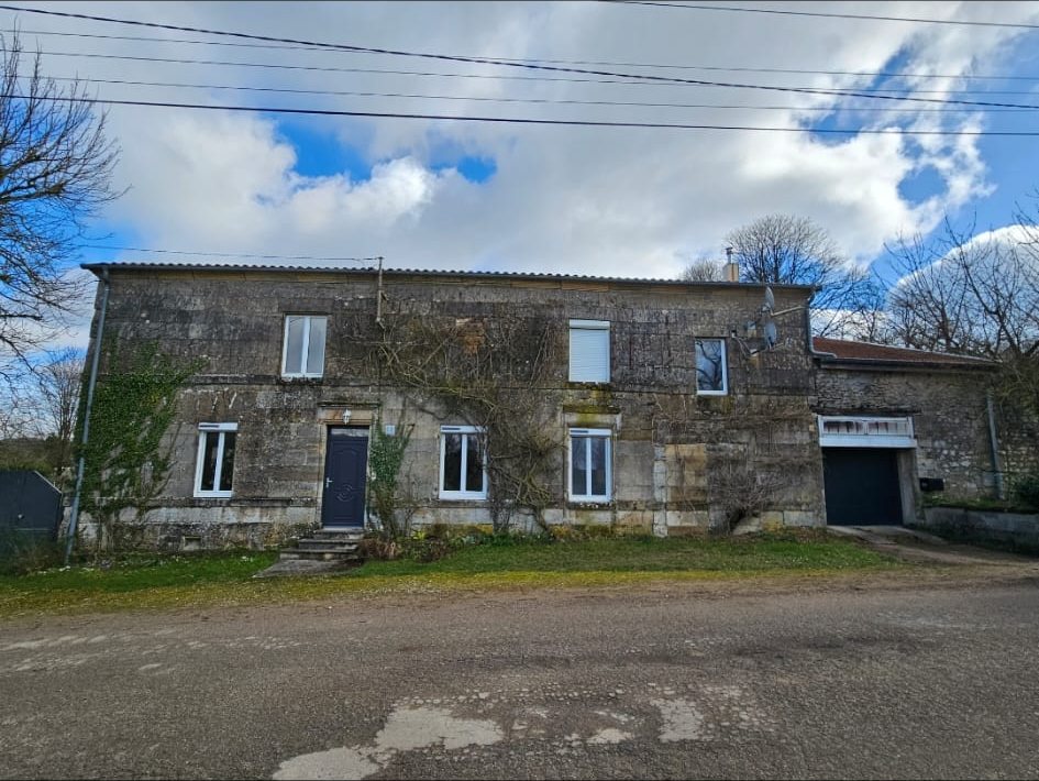 Avant : maison en pierre à la façade grise.