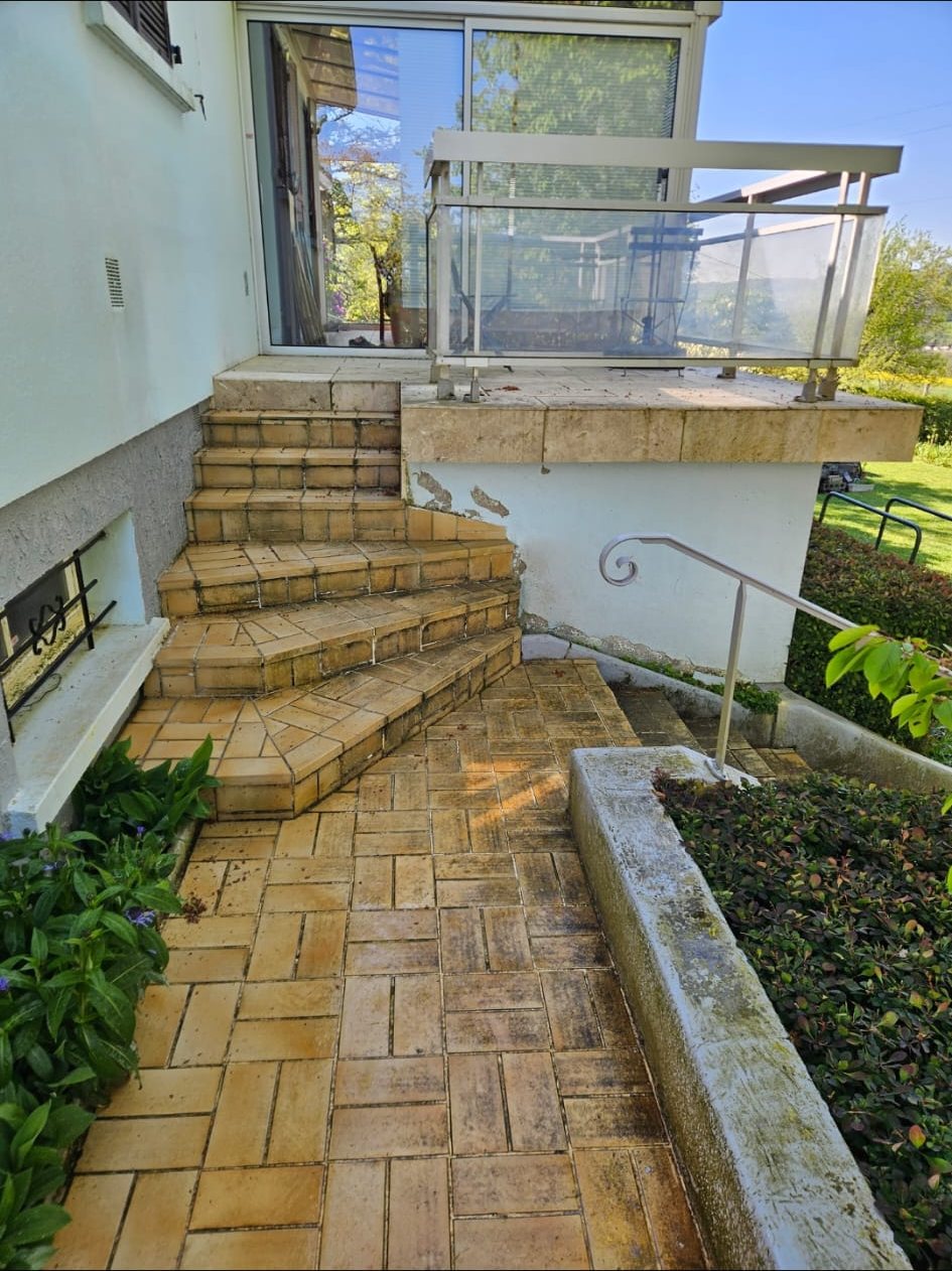 Avant : allée et escalier carrelés, encrassés.