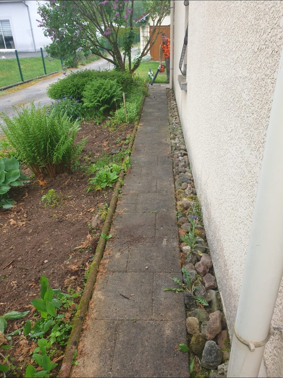 Avant : allée étroite le long d'un mur, noircie.