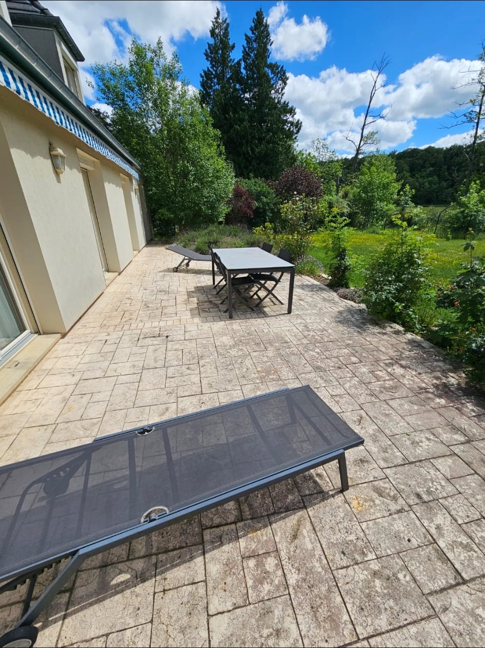 Avant : grande terrasse en dalles grises.