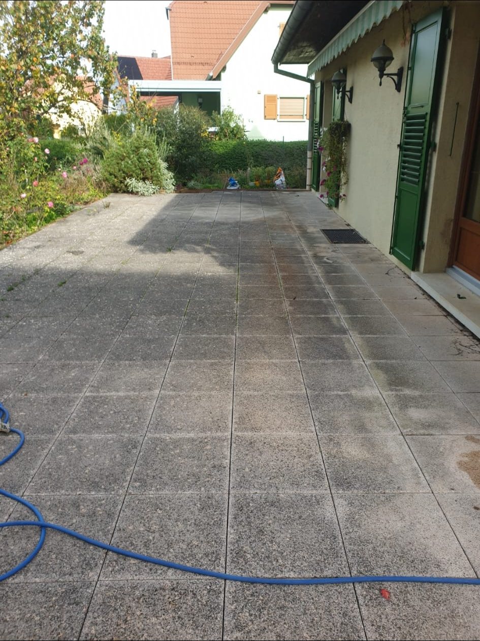 Avant : grande terrasse carrelée grise.