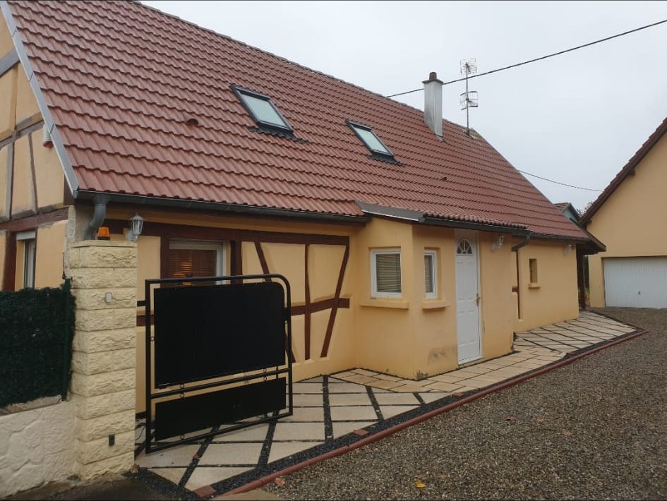 Après : la même maison, toiture rouge.