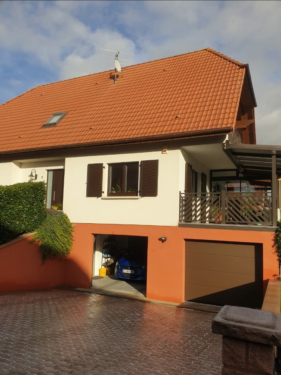 Après : la même maison, toiture orange.