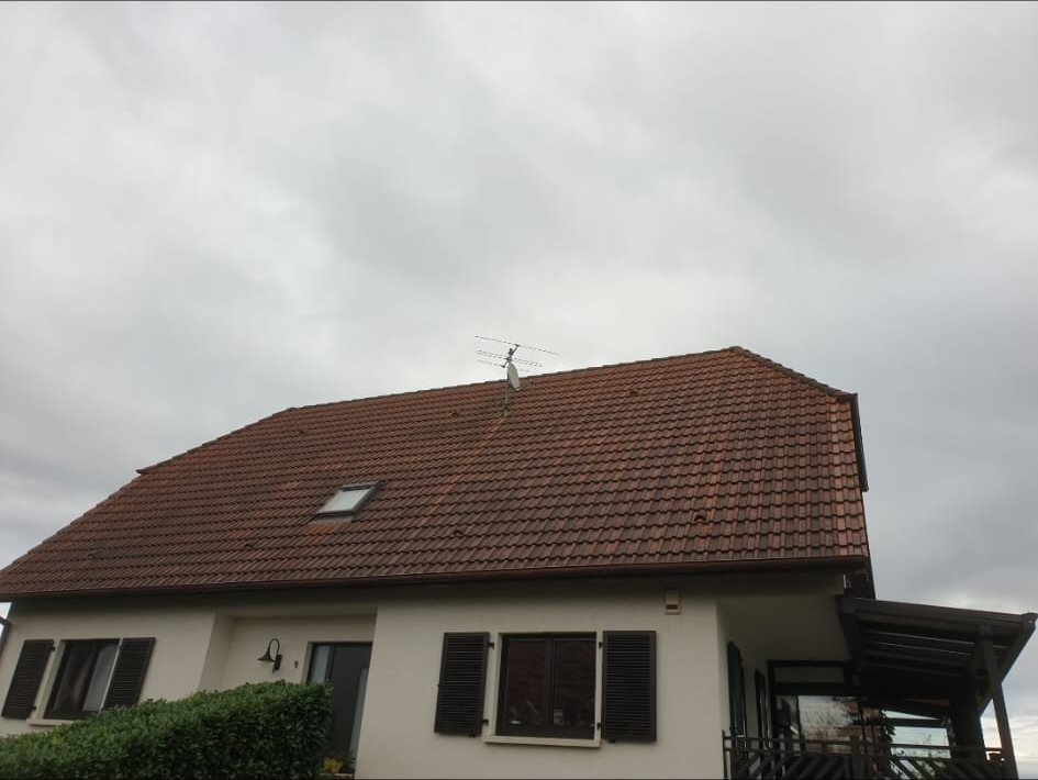 Avant : maison à étage, toiture brune.