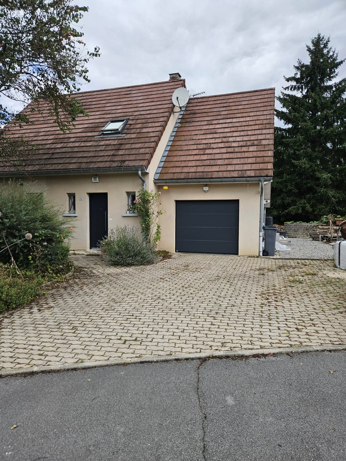 Avant : toiture de maison et de garage, tuiles ternies.