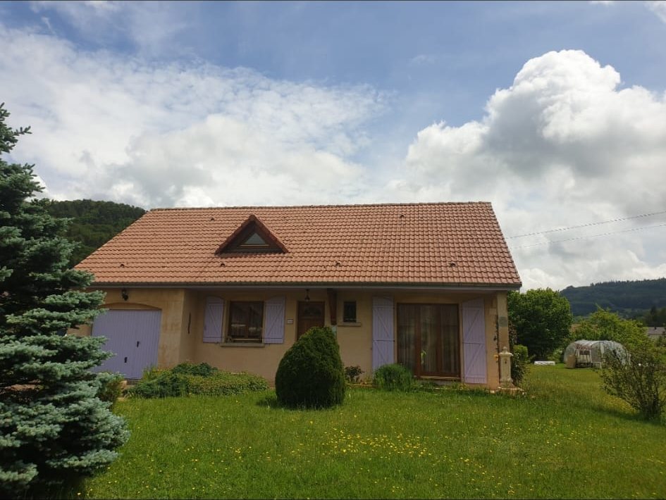 Maison de plain-pied, toiture orangée propre.